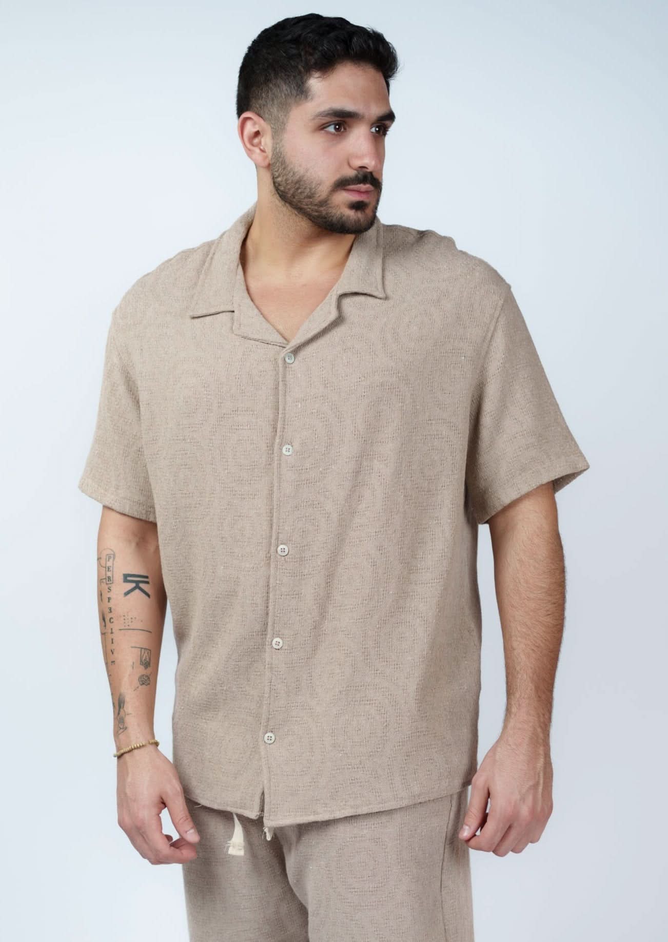 قميص بيج محبوك بأكمام نصفية