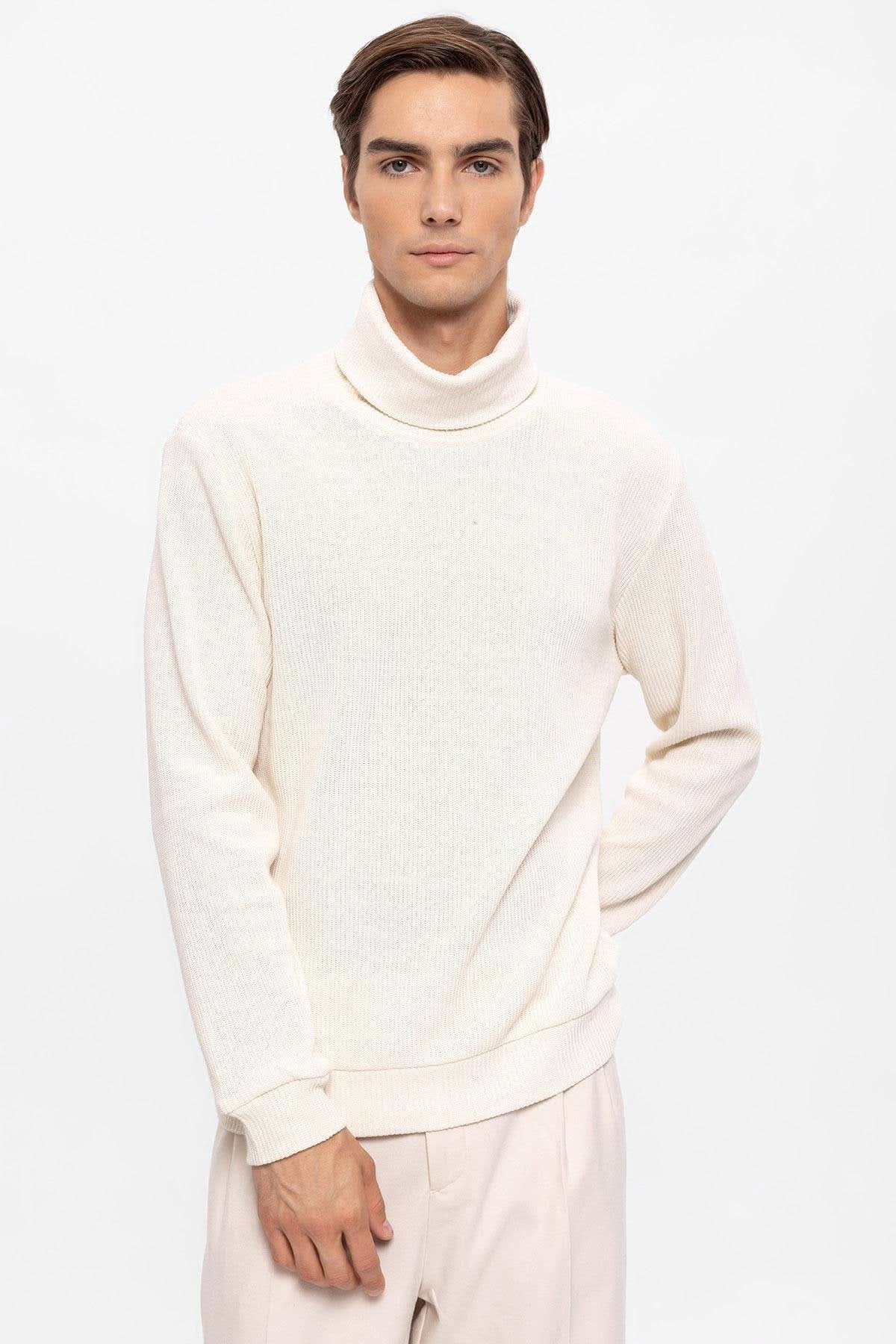 سترة بياقة مدورة باللون الأبيض العاجي