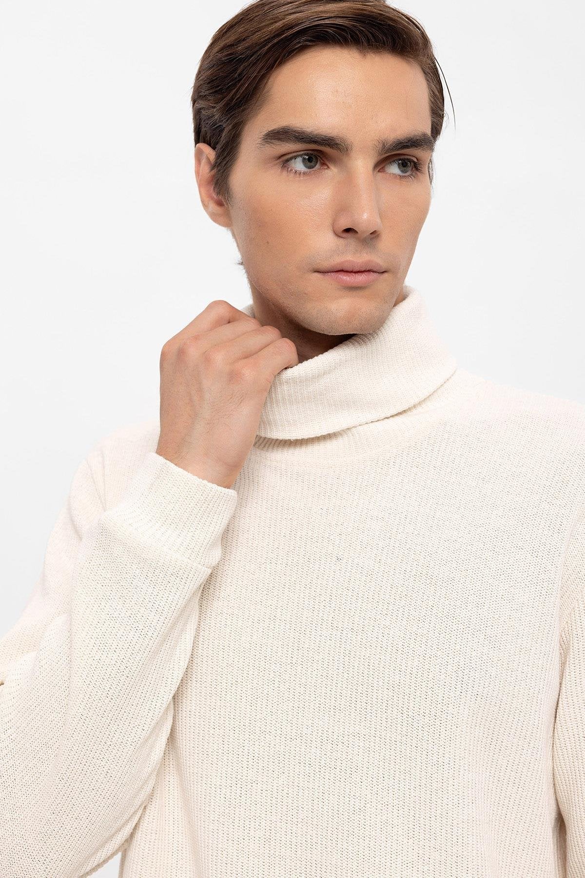 Turtleneck Sweater in Off White