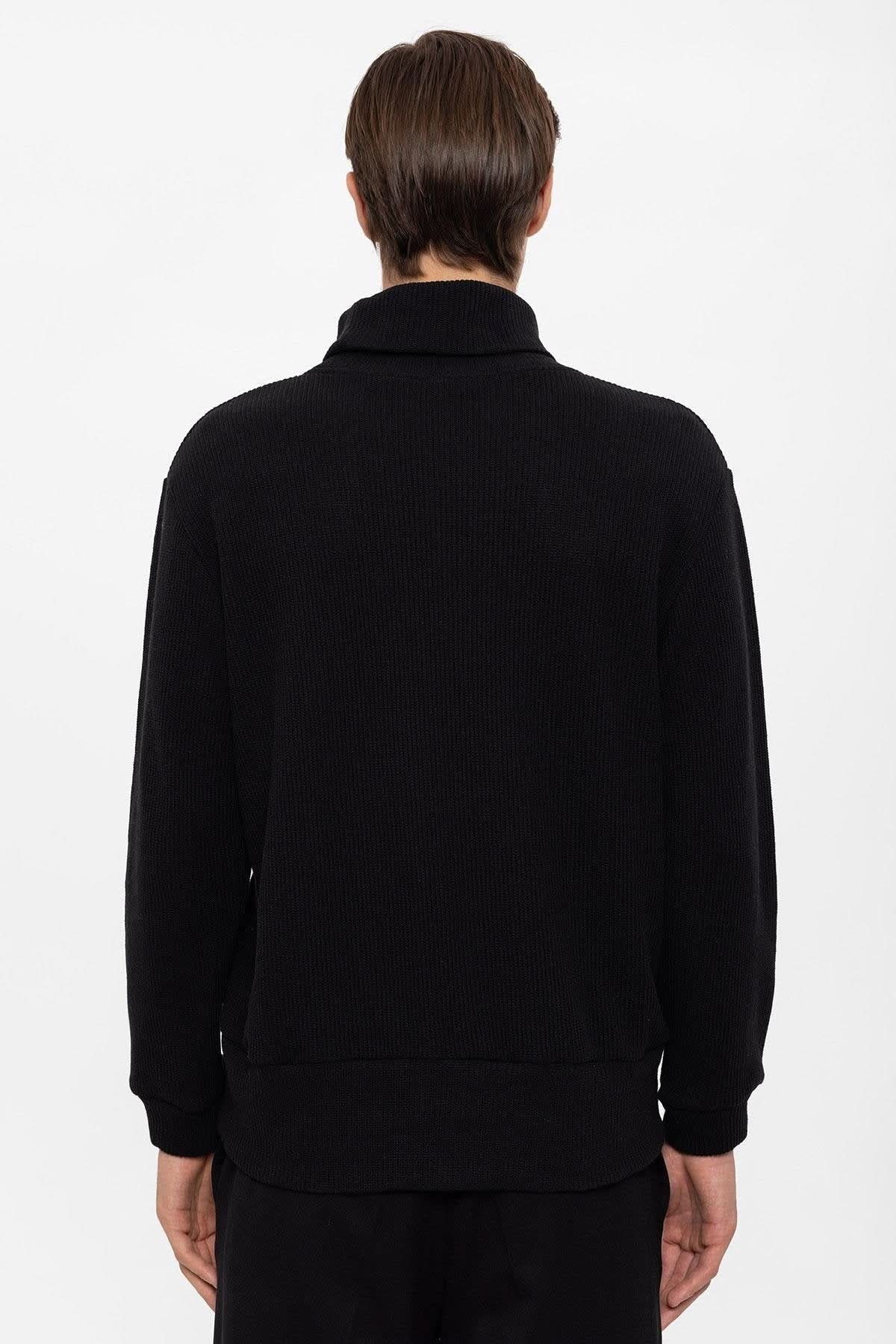 سترة ذات رقبة مدورة باللون الأسود