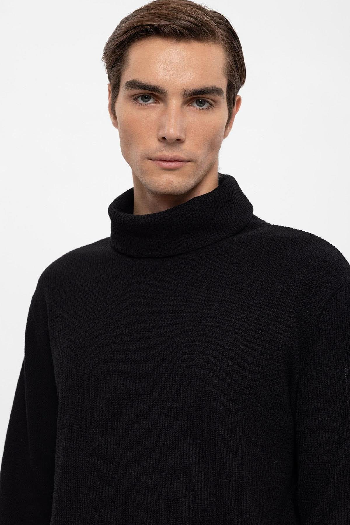 سترة ذات رقبة مدورة باللون الأسود