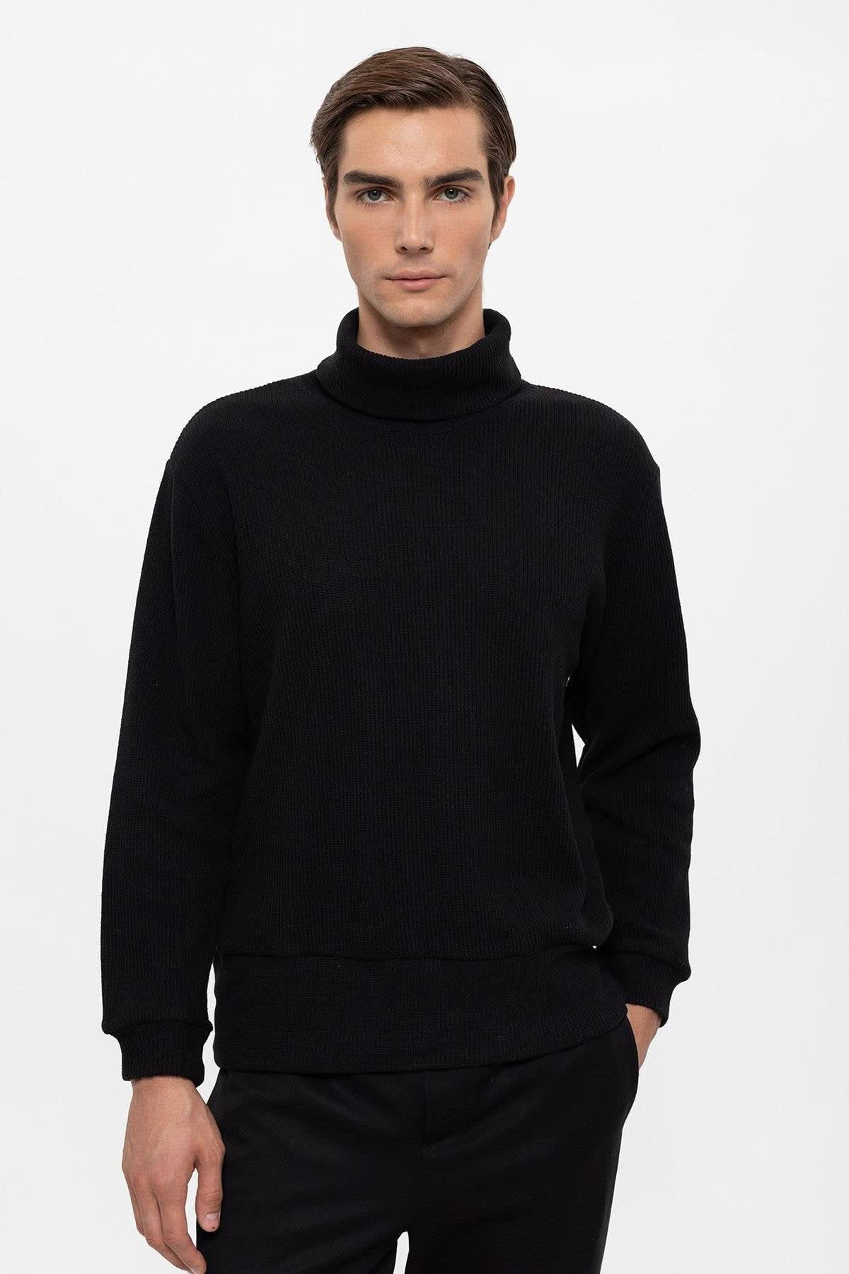 سترة ذات رقبة مدورة باللون الأسود