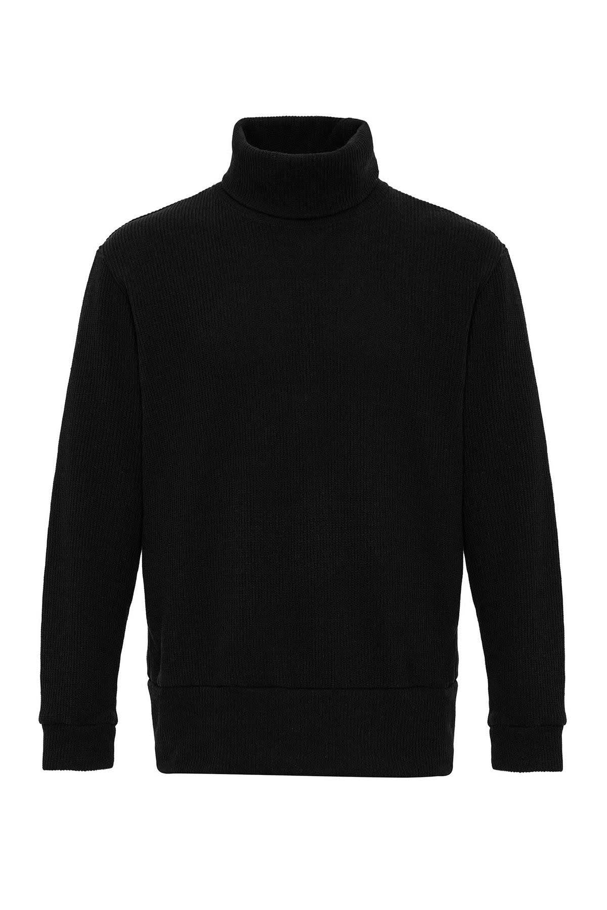 سترة ذات رقبة مدورة باللون الأسود