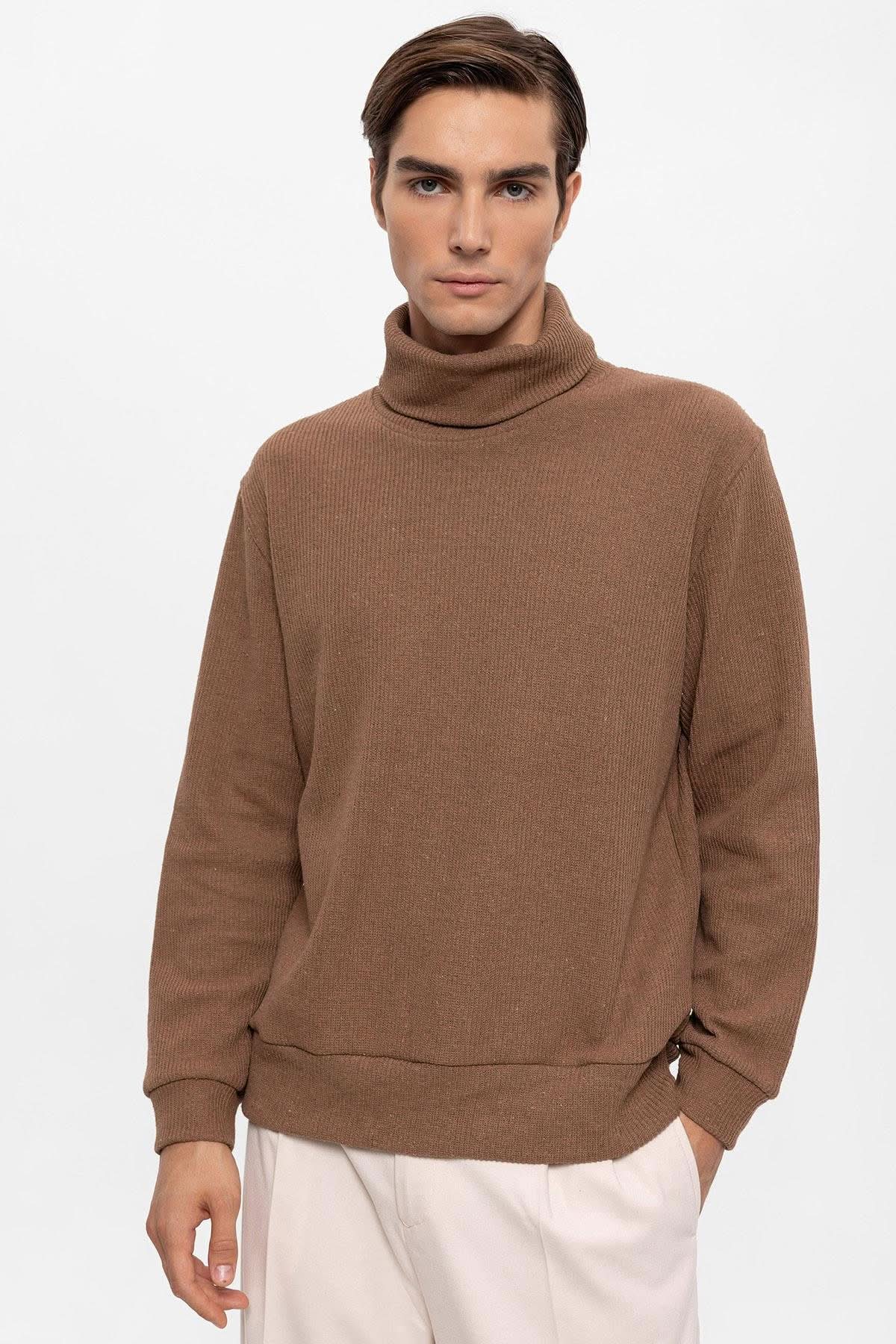 سترة ذات رقبة مدورة باللون البني