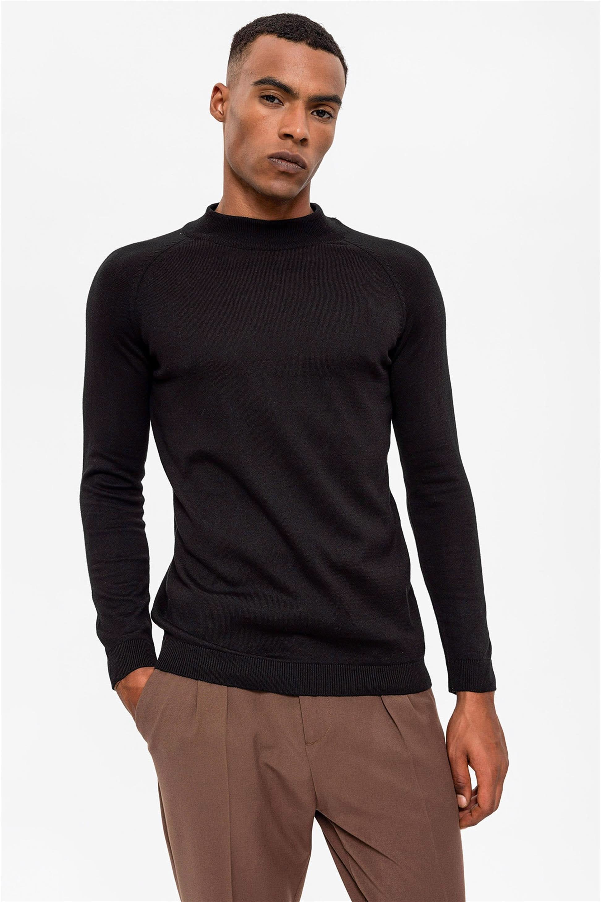 Half Turtleneck Slim Fit Knitwear in Black